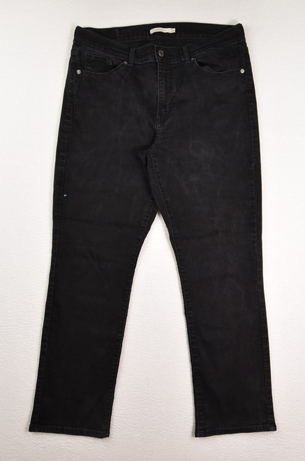 This is a pair of Women's Black Classic Straight Levi Jeans, Size 14.