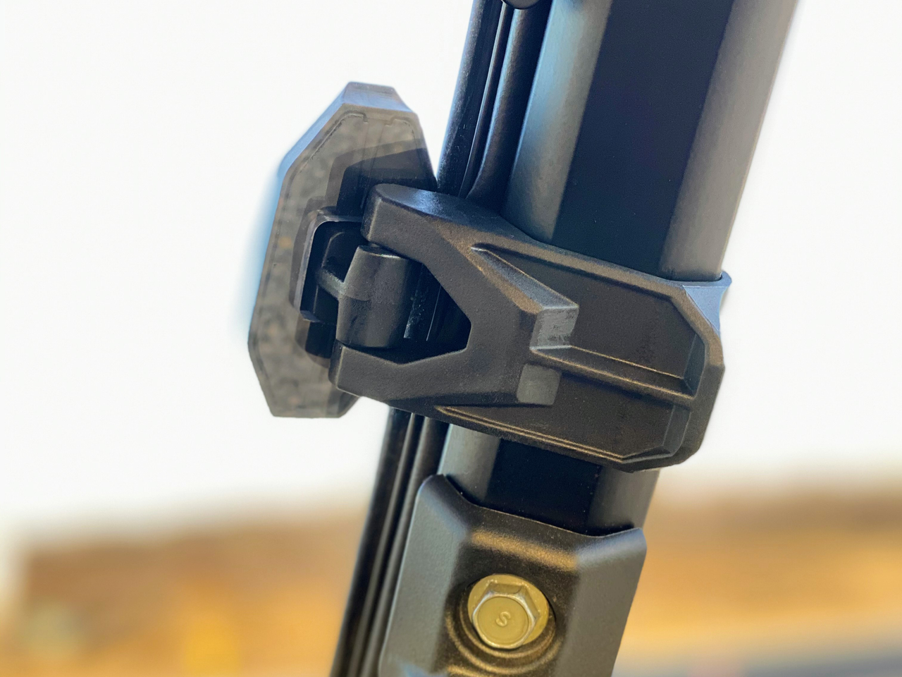 Spike replacement part for Spike TRR windshields: close-up of the clamp mounted on a roll bar