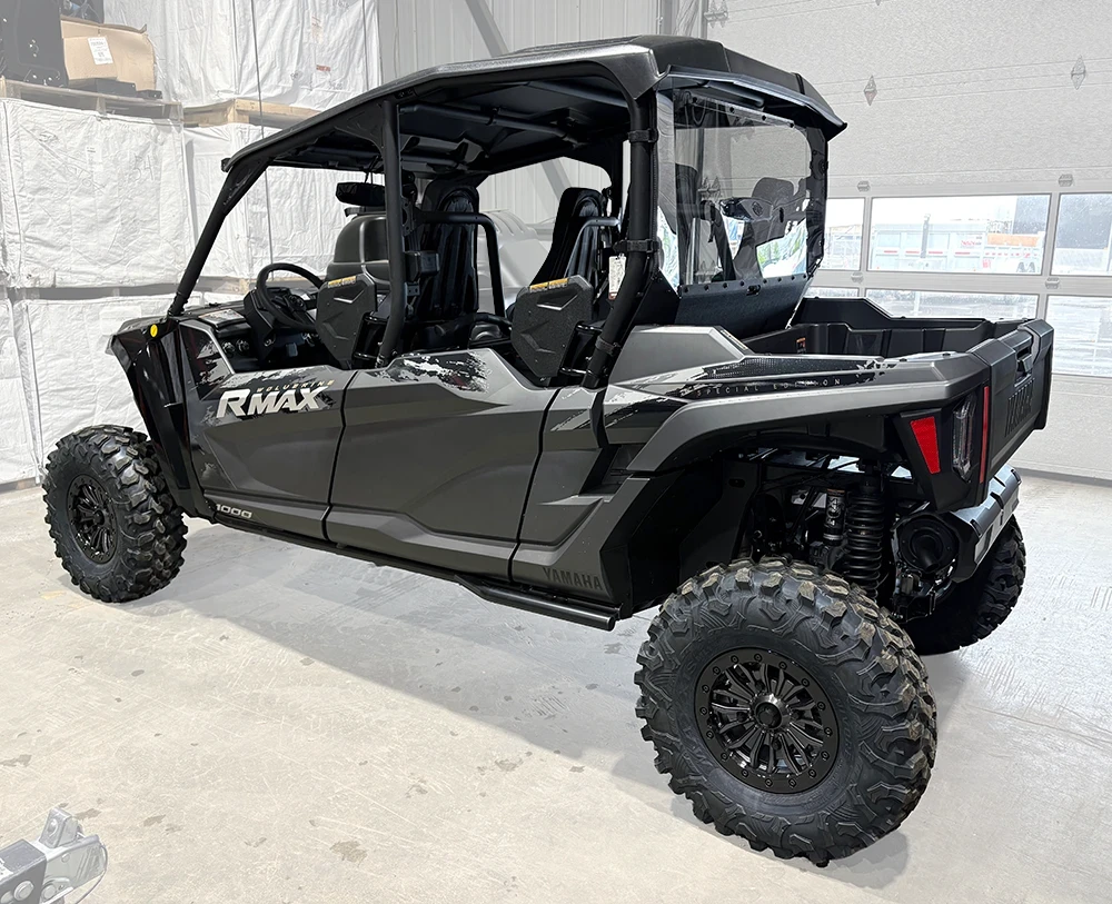 Spike rear windshield for Yamaha Wolverine RMAX-4 with bed: rear windshield on a black Yamaha RMAX four-seater, rear corner