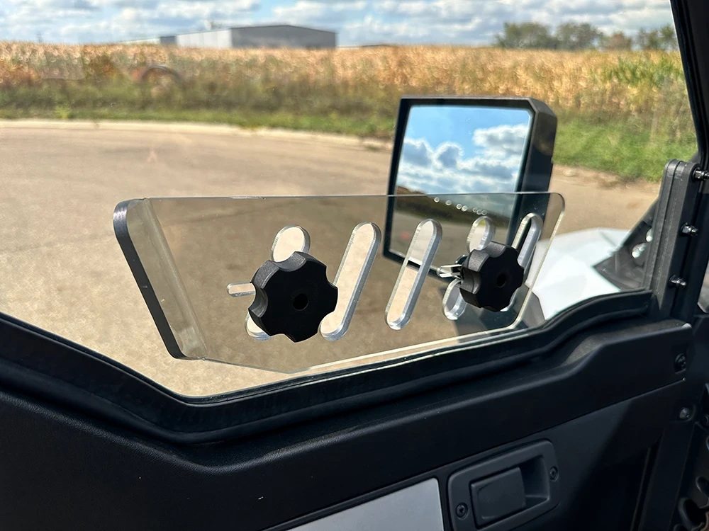 SCM door kit for Kawasaki Ridge: close-up of the sliding vent and knobs on the upper door