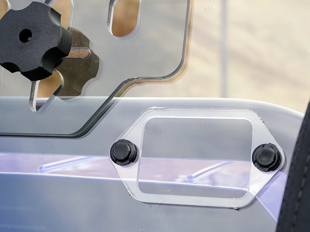 Spike rear windshield for Yamaha YXZ: close-up of the rear windshield vent knob and slot