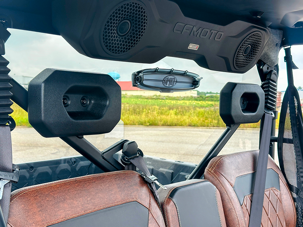 Spike rear windshield for CFMOTO UForce U10 Pro and U10 Pro XL: rear shield vent behind the seats, view from the cab