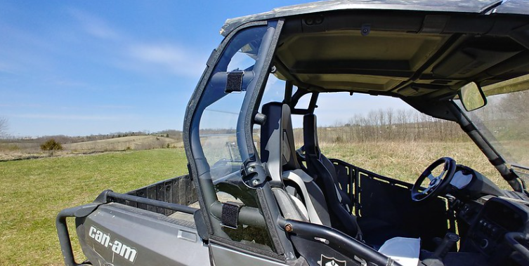 Side view of the Can-Am Commander showing the 3 Star Lexan rear window behind the cab with the roof and doors