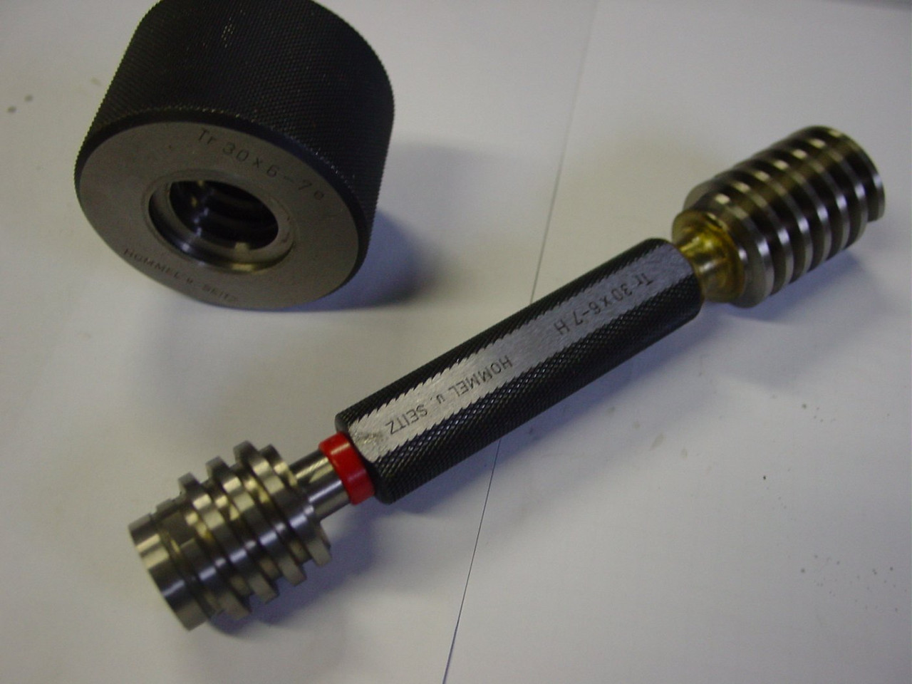 Thread pitch gauge with SAE and metric leaves