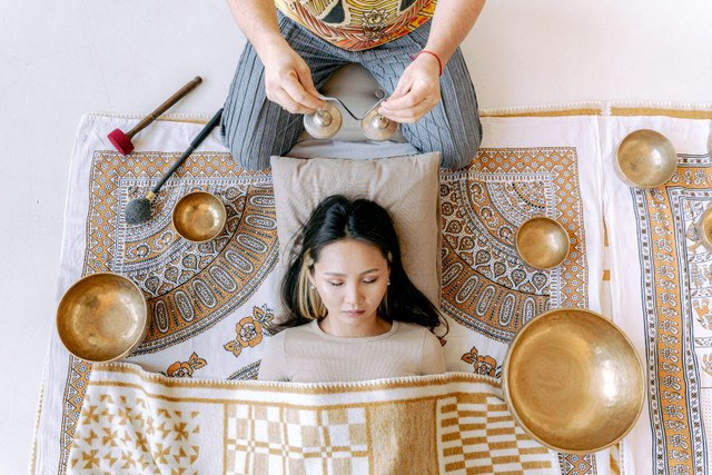 Advanced multi-bowl layout and tingsha cymbals around a client