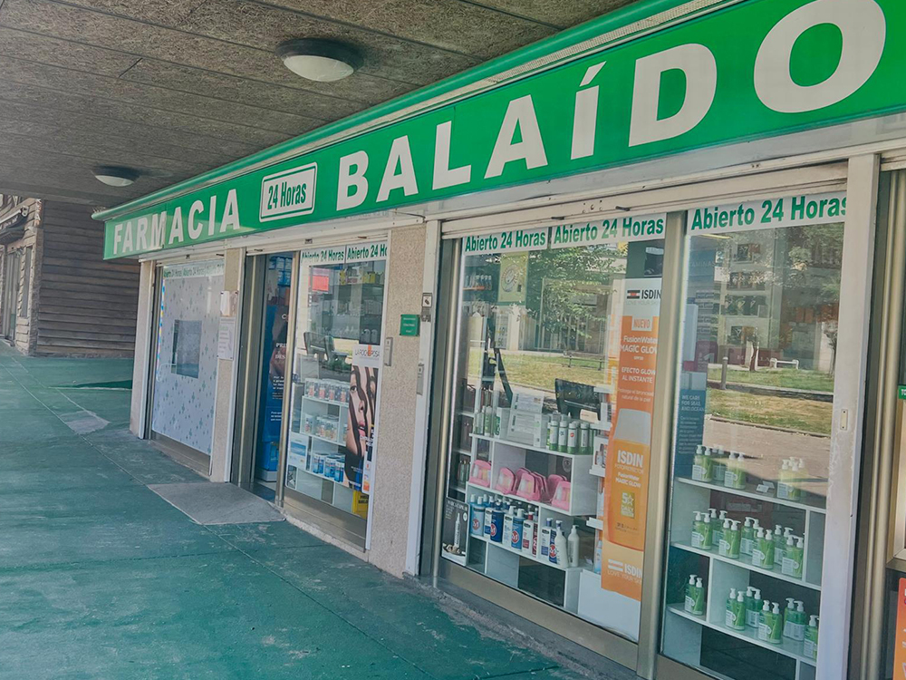 Exterior de la Farmacia Balaídos, en Vigo, Pontevedra