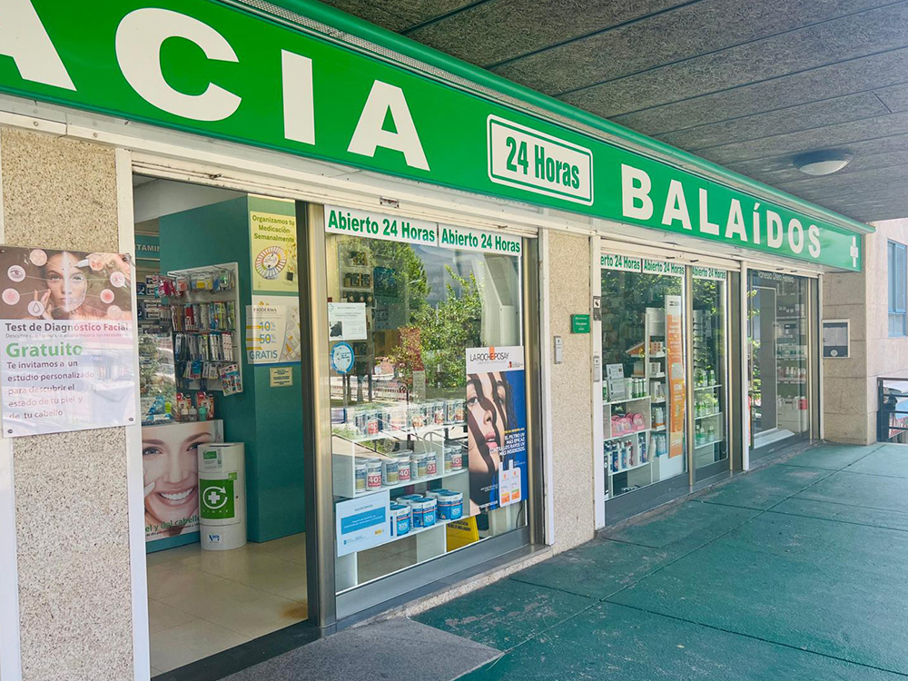 Exterior de la Farmacia Balaídos, en Vigo, Pontevedra