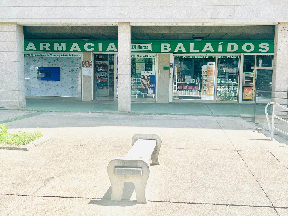 Fachada de la Farmacia Balaídos, en Vigo, Pontevedra