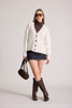 sueter de punto js basics, cardigan tejido beige mujer, sueter abierto con botones beige, cardigan oversize crema js basics, sueter con bolsillos frontales mujer, cardigan tejido grueso suave dama, ropa de punto js basics, sueter cuello v tejido beige, cardigan estilo old money crema, sueter afelpado con botones mujer, cardigan beige claro dama, ropa tejida de invierno para mujer