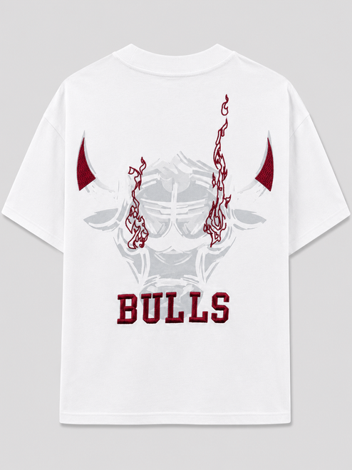 playera oversize blanca, playera heavyweight 340g blanca, playera de algodon pesada, playera blanca premium streetwear, playera blanca de toro, playera bulls bordado rojo, playera de alta calidad blanca, streetwear premium mexico, playera 100 algodon premium, playera con bordado tridimensional, ropa urbana premium blanca, t-shirt oversize de lujo, playera de hombros caidos blanca, chicago