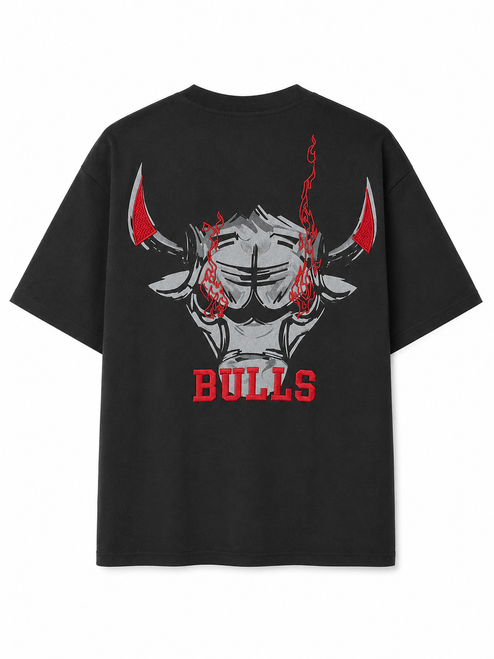 playera oversize negra, playera heavyweight 340g, playera de algodon pesada, playera premium streetwear, playera negra de toro, playera bulls bordada, playera 100 algodon premium, playera streetwear mexico, playera bordado rojo, playera corte oversize hombre, playera de alta calidad 340g, ropa urbana premium, playera con bordado tridimensional, streetwear de lujo, t-shirt oversize negra, BULLS, CHICAGO