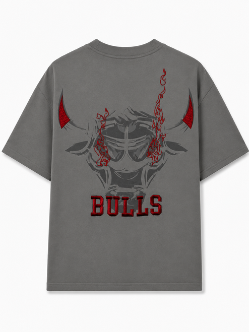 playera oversize gris, playera heavyweight 340g gris, playera de algodon pesada, playera gris premium streetwear, playera gris de toro, playera bulls bordado rojo, playera de alta calidad gris, streetwear premium mexico, playera 100 algodon premium, playera con bordado tridimensional, ropa urbana premium gris, t-shirt oversize de lujo, playera de hombros caidos gris, chicago
