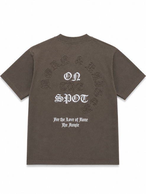 playera oversize cafe hombre, playera premium streetwear, playera 100% algodon heavyweight, playera cafe hombre, playera bordado gotico, ropa urbana de lujo, heavy cotton t-shirt, playera hombros caidos, bordado de alta densidad streetwear, moda urbana premium, t-shirt oversize marron, playera algodon 340g, playera born and raised, streetwear tipografia gotica