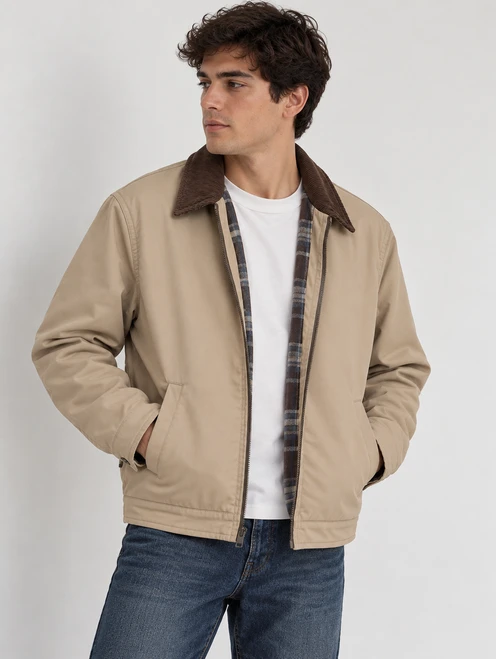 chamarra harrington hollander, chamarra beige con cuello de pana hombre, chamarra hollander para hombre, chamarra harrington khaki hombre, chamarra con forro a cuadros hombre, chamarra worker beige hollander, chamarra casual con cuello de pana, chamarra estilo britanico beige hombre, chamarra de vestir casual para caballero, chamarra ligera khaki hollander, ropa de hombre hollander, chamarra con cierre metalico y pana
