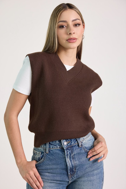 chaleco de punto js basics, chaleco tejido cuello v chocolate, chaleco sin mangas tejido mujer, chaleco acanalado mujer cafe oscuro, sweater vest chocolate js basics, chaleco preppy tejido mujer, chaleco estilo old money chocolate, ropa de punto js basics, chaleco casual tejido cafe, chaleco cerrado cuello en v chocolate, chaleco tejido de hilo dama, ropa tejida basica para mujer