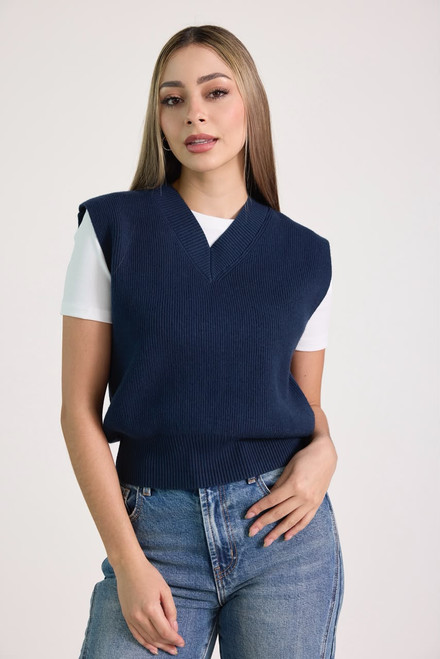 chaleco de punto js basics, chaleco tejido cuello v azul marino, chaleco sin mangas tejido mujer, chaleco acanalado mujer azul marino, sweater vest azul marino js basics, chaleco preppy tejido mujer, chaleco estilo old money azul marino, ropa de punto js basics, chaleco casual tejido mujer, chaleco cerrado cuello en v azul marino, chaleco tejido de hilo dama, ropa tejida basica para mujer