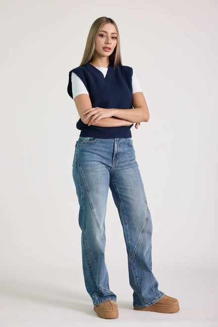 chaleco de punto js basics, chaleco tejido cuello v azul marino, chaleco sin mangas tejido mujer, chaleco acanalado mujer azul marino, sweater vest azul marino js basics, chaleco preppy tejido mujer, chaleco estilo old money azul marino, ropa de punto js basics, chaleco casual tejido mujer, chaleco cerrado cuello en v azul marino, chaleco tejido de hilo dama, ropa tejida basica para mujer