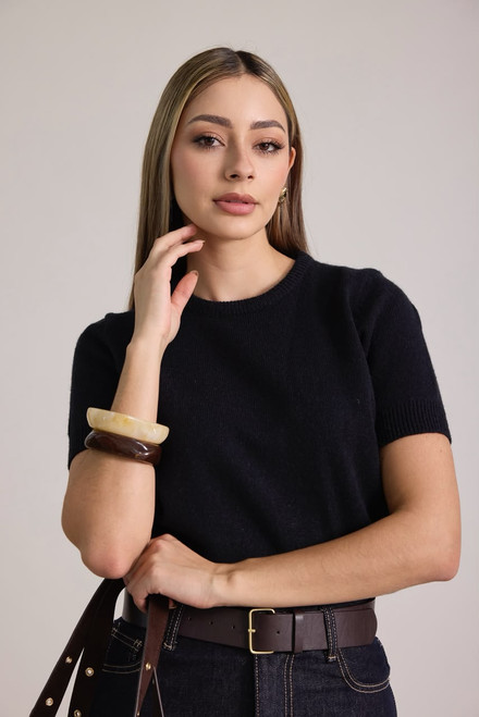 blusa de punto js basics, blusa manga corta punto negra, sueter tejido fino manga corta mujer, blusa basica negra js basics, top de tejido fino color negro, blusa tejida manga corta mujer, sueter ligero manga corta negro, ropa basica js basics mujer, blusa tejida cuello redondo dama, top tejido casual negro, blusa tejido ligero color negro, blusa basica manga corta de hilo mujer