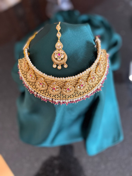 Gold Kundan set with earrings and tika