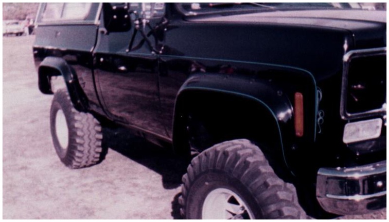 Bushwacker 75-80 Chevy K10 Suburban Cutout Style Flares 2pc - Black - 40004-11