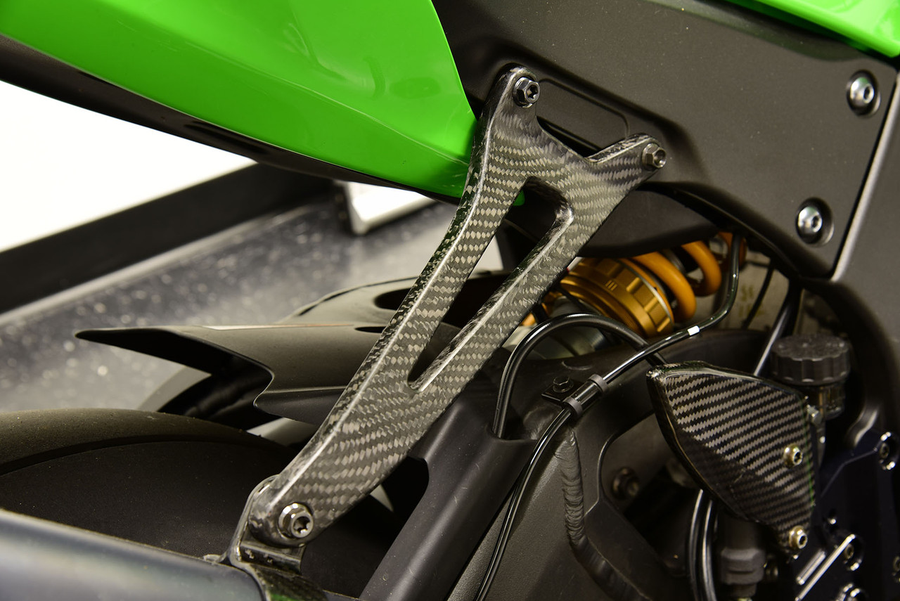 囧ページ Carbon Fiber Exhaust Hanger Bracket - ZX-10R / ZX-6R