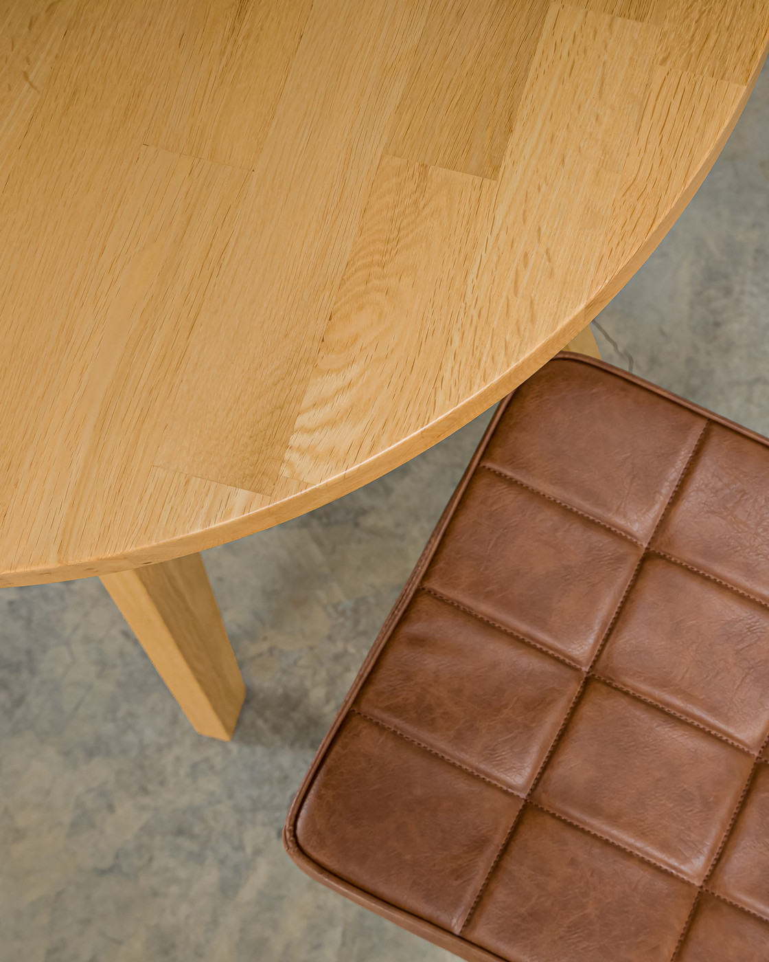 Stockholm Oak Bar Leaner - 80Cm Dia 105H, Natural