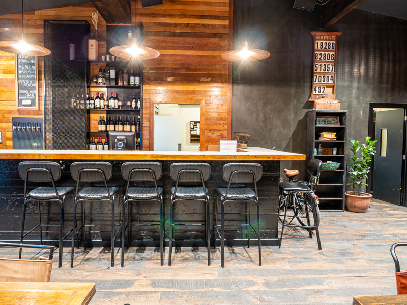 Bar stool or counter stool? A guide to heights and styles.