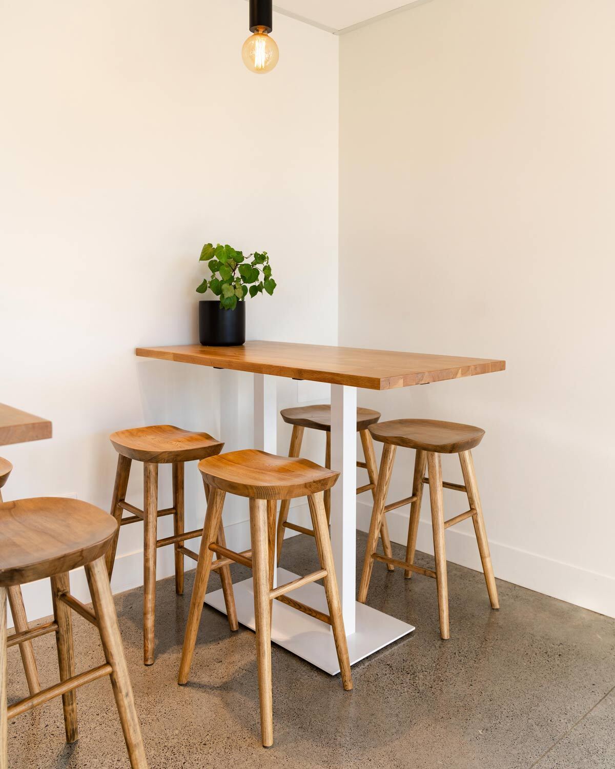 Solid oak table top with white konus bar leaner base.