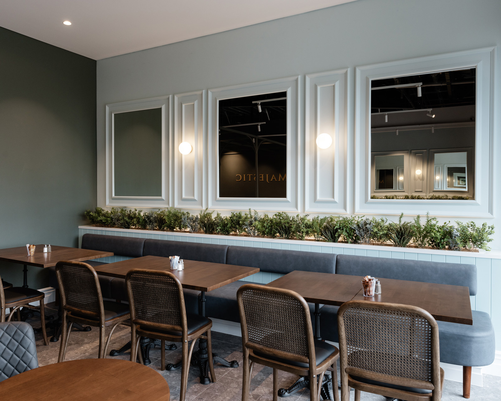 cintesi commercial furniture at majestic tea bar