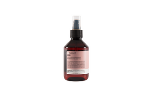 Insight Skin - Regenerating body oil - Moisturising and protection in a single product: thanks to the selection of organic oils, this formula guarantees the skin deep nourishment and elasticity. Insight Skin - Regenerating body oil - Moisturising and protection in a single product: thanks to the selection of organic oils, this formula guarantees the skin deep nourishment and elasticity.