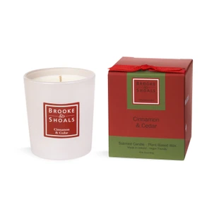 This limited-edition Christmas candle blends the sweet aroma of cinnamon spices with the fresh, woody notes of cedar to create a fragrance combination that will gladden the spirit. Up to a 45-hour burn time.