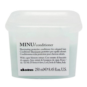 Protective illuminating conditioner for colored hair. Its formulation is suitable for detangling colored hair and making it soft and silky, protecting the cosmetic color. It does not weigh down. Protective illuminating conditioner for colored hair. Its formulation is suitable for detangling colored hair and making it soft and silky, protecting the cosmetic color. It does not weigh down.
