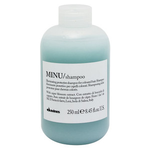 Specific shampoo for colored hair. The formula, characterized by a rich and full-bodied foam, gently cleanses the hair, protecting the color and keeping it shiny for longer. Specific shampoo for colored hair. The formula, characterized by a rich and full-bodied foam, gently cleanses the hair, protecting the color and keeping it shiny for longer.