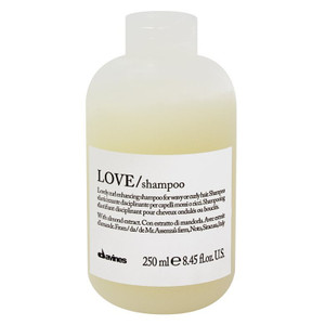 Creamy shampoo to give elasticity to curly or wavy hair. The moisturizing formula cleanses the hair, makes it soft and light, enhancing its volume, shine and without compromising its texture. Creamy shampoo to give elasticity to curly or wavy hair. The moisturizing formula cleanses the hair, makes it soft and light, enhancing its volume, shine and without compromising its texture.