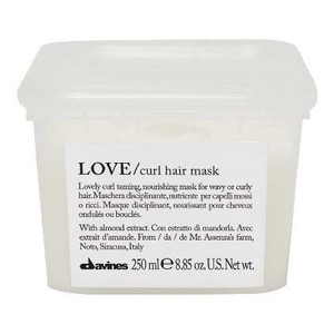 Mask with extra nourishing and conditioning power for curly or wavy hair. It gives intense softness and hydration even to very thick and unruly hair. Nourished and elastic workable curls. Mask with extra nourishing and conditioning power for curly or wavy hair. It gives intense softness and hydration even to very thick and unruly hair. Nourished and elastic workable curls.
