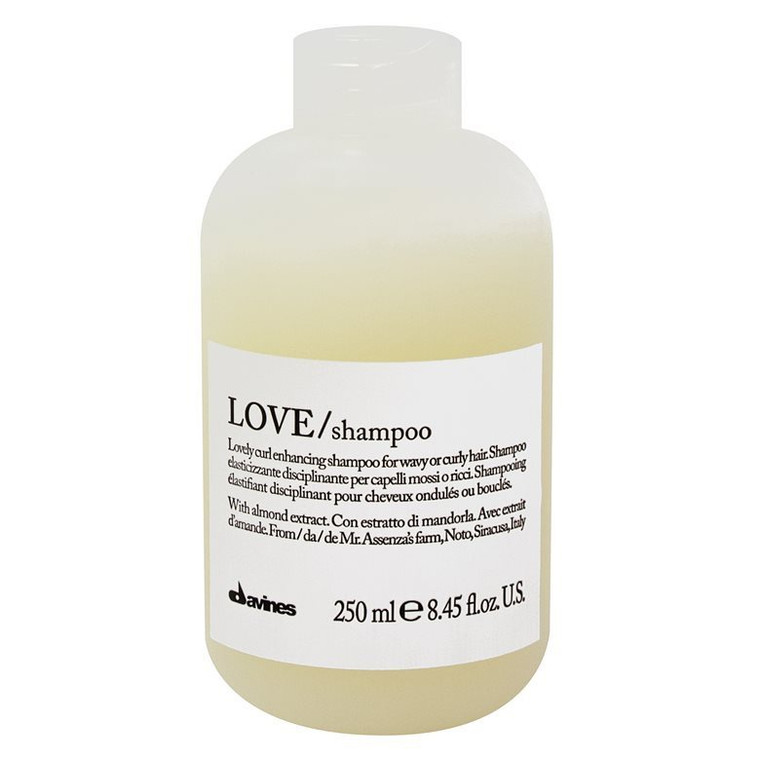 Creamy shampoo to give elasticity to curly or wavy hair. The moisturizing formula cleanses the hair, makes it soft and light, enhancing its volume, shine and without compromising its texture.