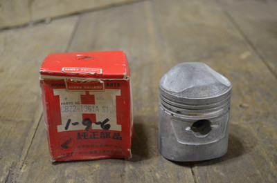 Honda CB72 Hawk, STD Piston, Genuine NOS