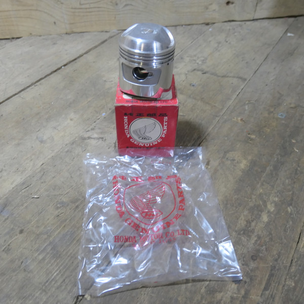 Honda CD175A , Sloper ,CL175, CA175,Piston- 0.25, NOS, 13102-235-000.