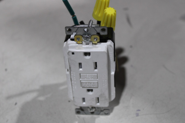 Leviton X7599-5LW Outlet