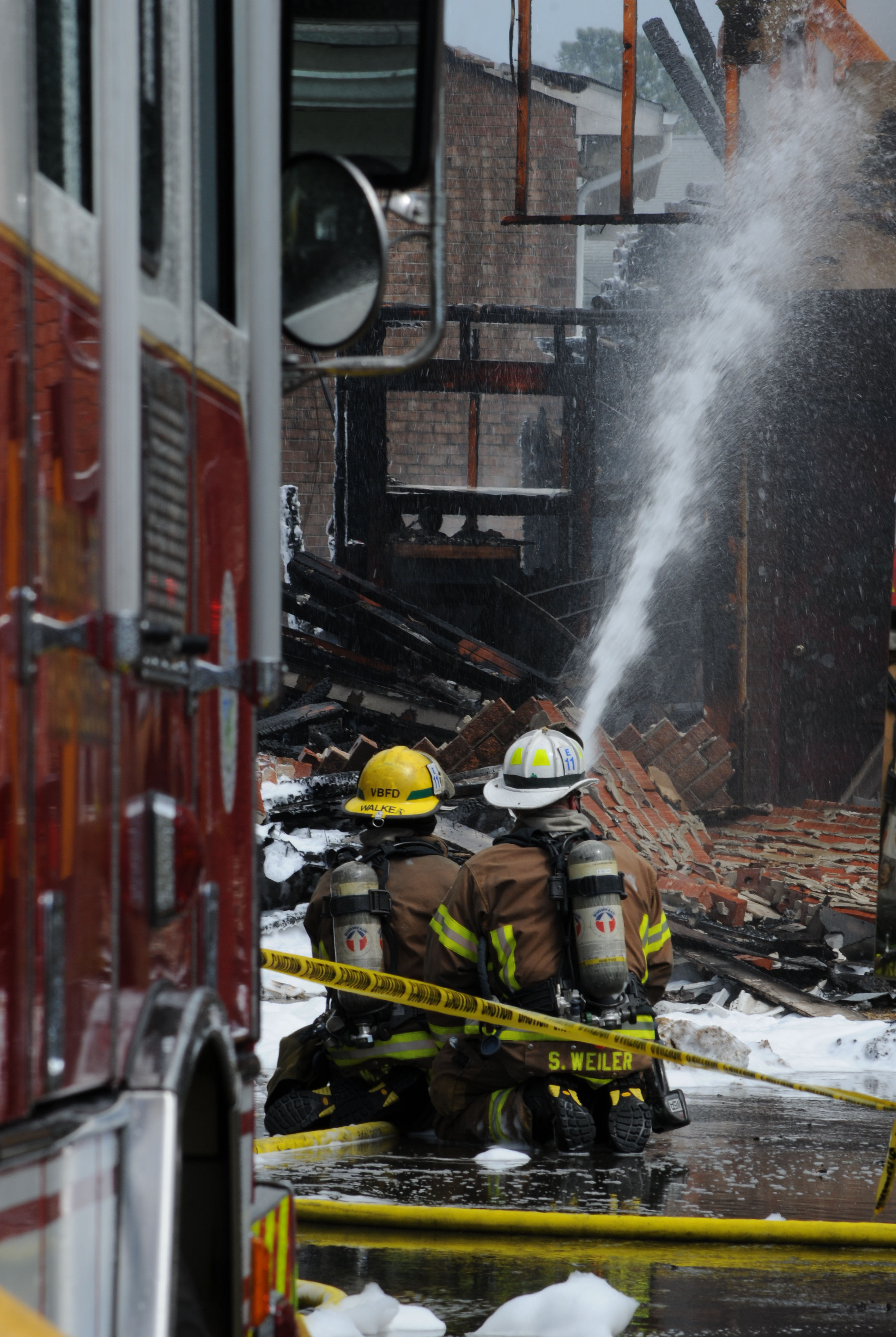 flickr-official-u.s.-navy-imagery-firefighters-from-the-navy-region-mid-atlantic-fire-and-emergency-services-and-city-of-virginia-beach-respond-to-the-crash-of-an-f-a-18d-hornet.-2-.jpg