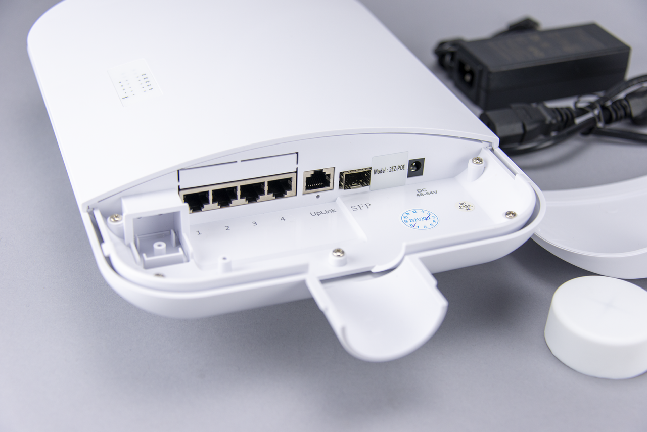 Outdoor rated 4 port + 1 uplink POE switch, pole mountable