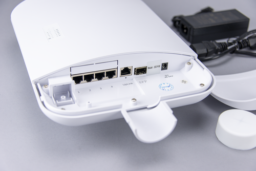 Outdoor rated 4 port + 1 uplink POE switch, pole mountable