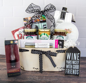 Deluxe Charcuterie and Wine Gift Set Deluxe Charcuterie and Wine Gift Set