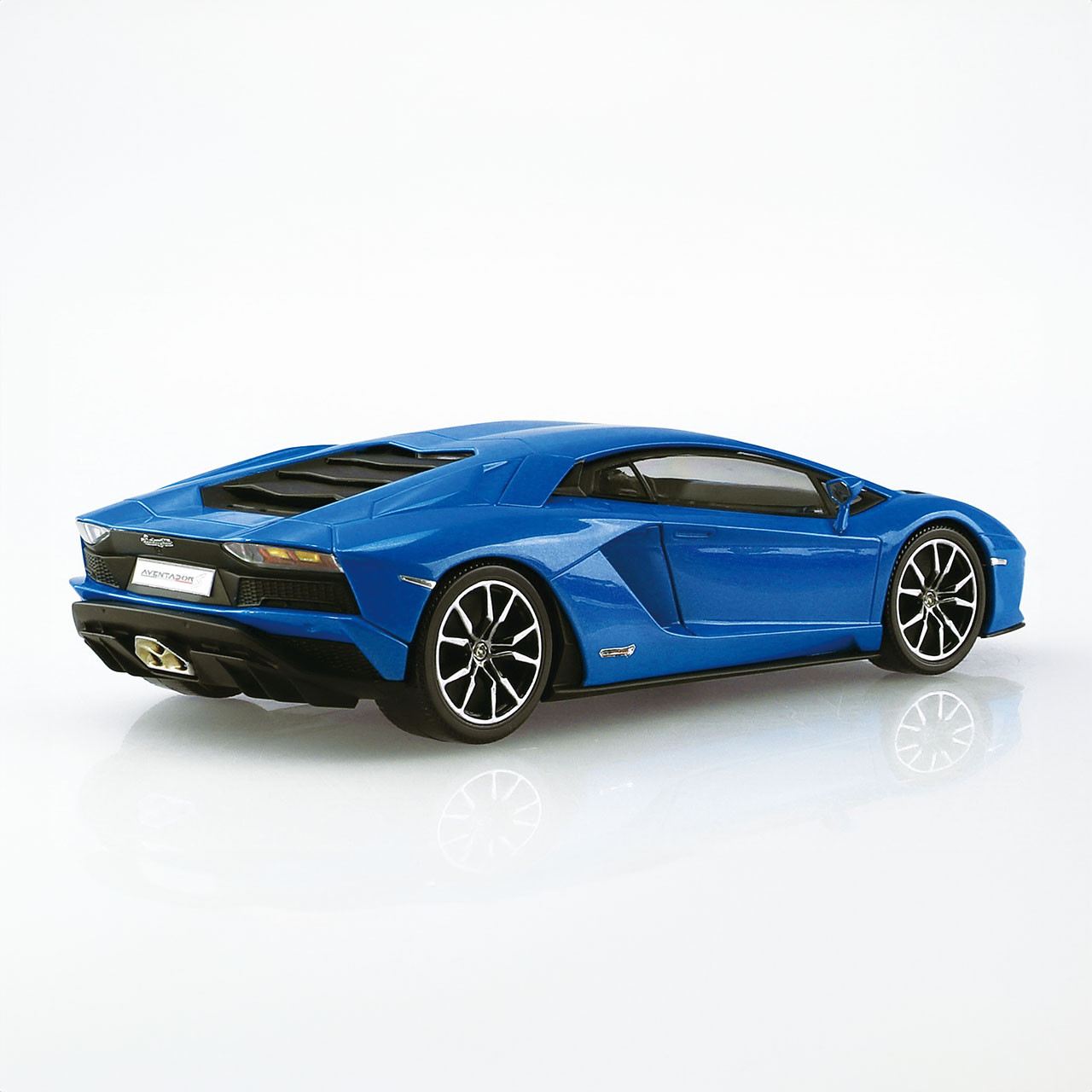 Aoshima 1/32 SNAP KIT Lamborghini Aventador S (Pearl Blue) Model Kit