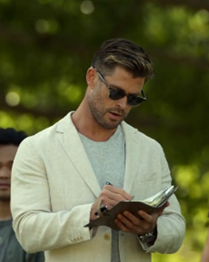 Spiderhead 2022 Chris Hemsworth White Suit Spiderhead 2022 Chris Hemsworth White Suit