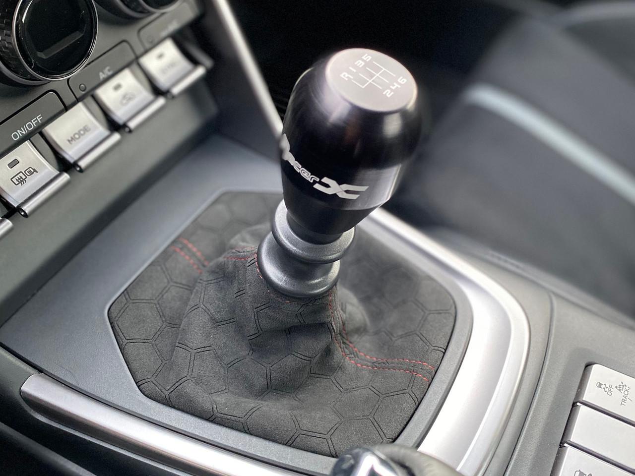 リョーツ出品ページ ノーマルカード約12800枚 ⑪⑫ 2017-2020 Toyota 86 / Subaru BRZ Manual Shift Knob w/ Boot Trim