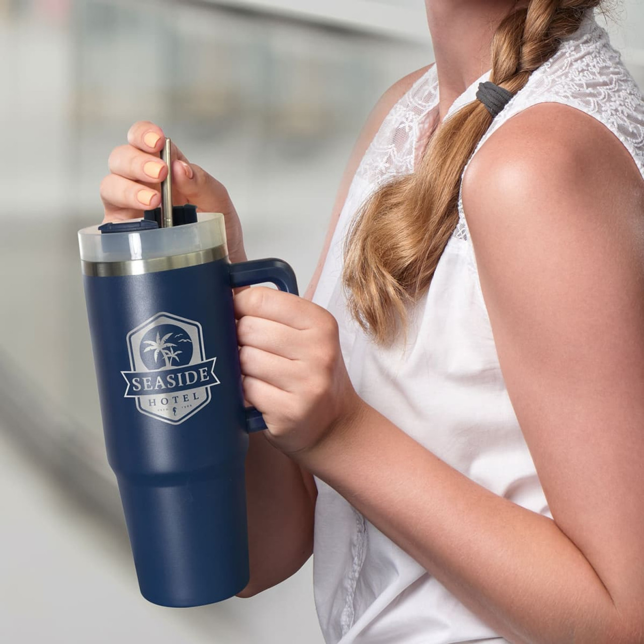 A drink bottle in navy blue, featuring a handle and a silver lid with a logo.