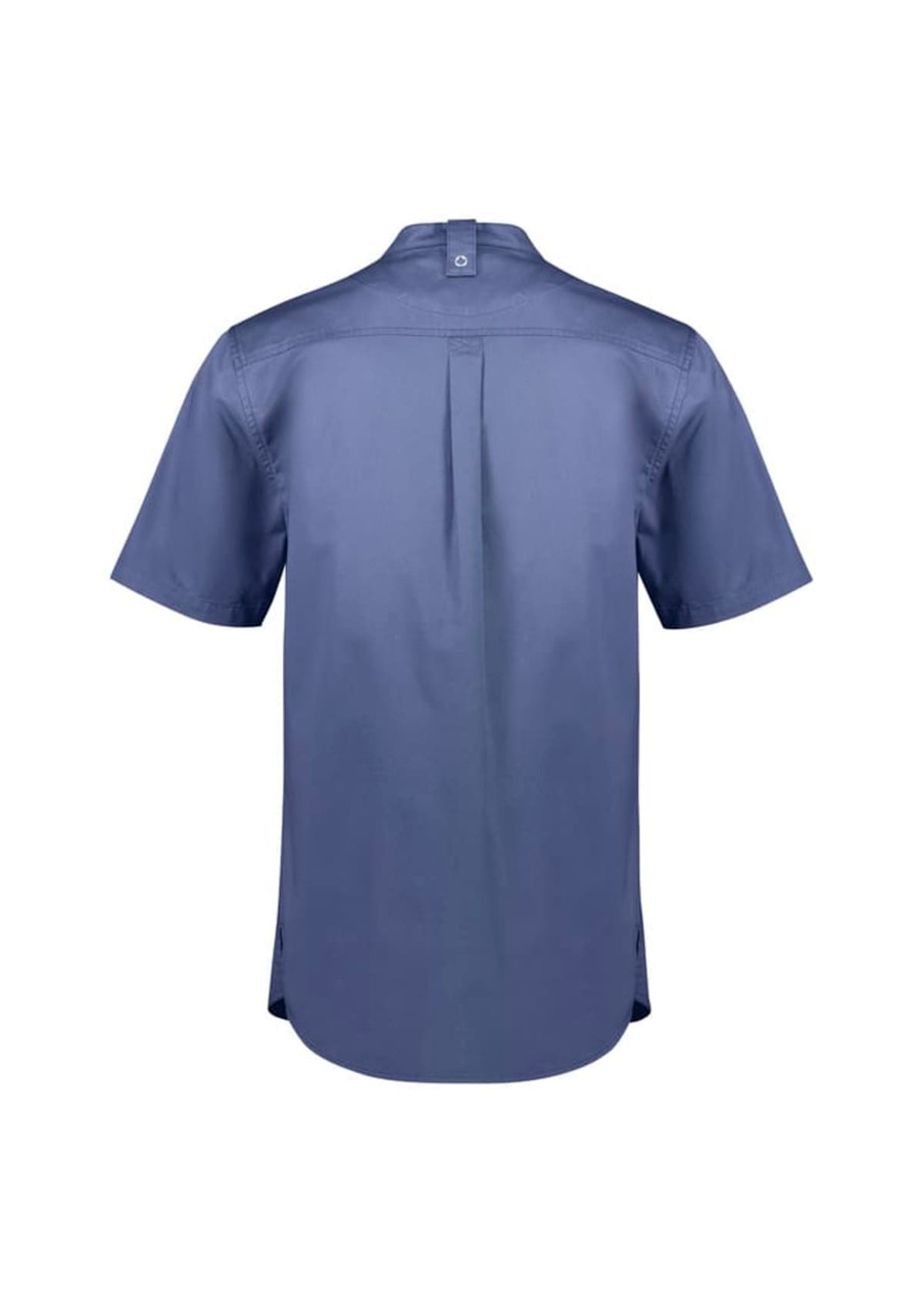 A short-sleeve chef shirt in navy blue with a back pleat and a logo on the neckline.