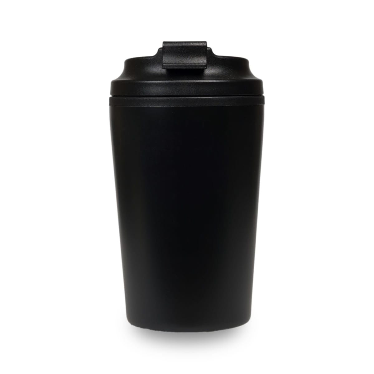 A reusable coffee cup in matte black with a secure lid and a single logo. Ideal for hot beverages.