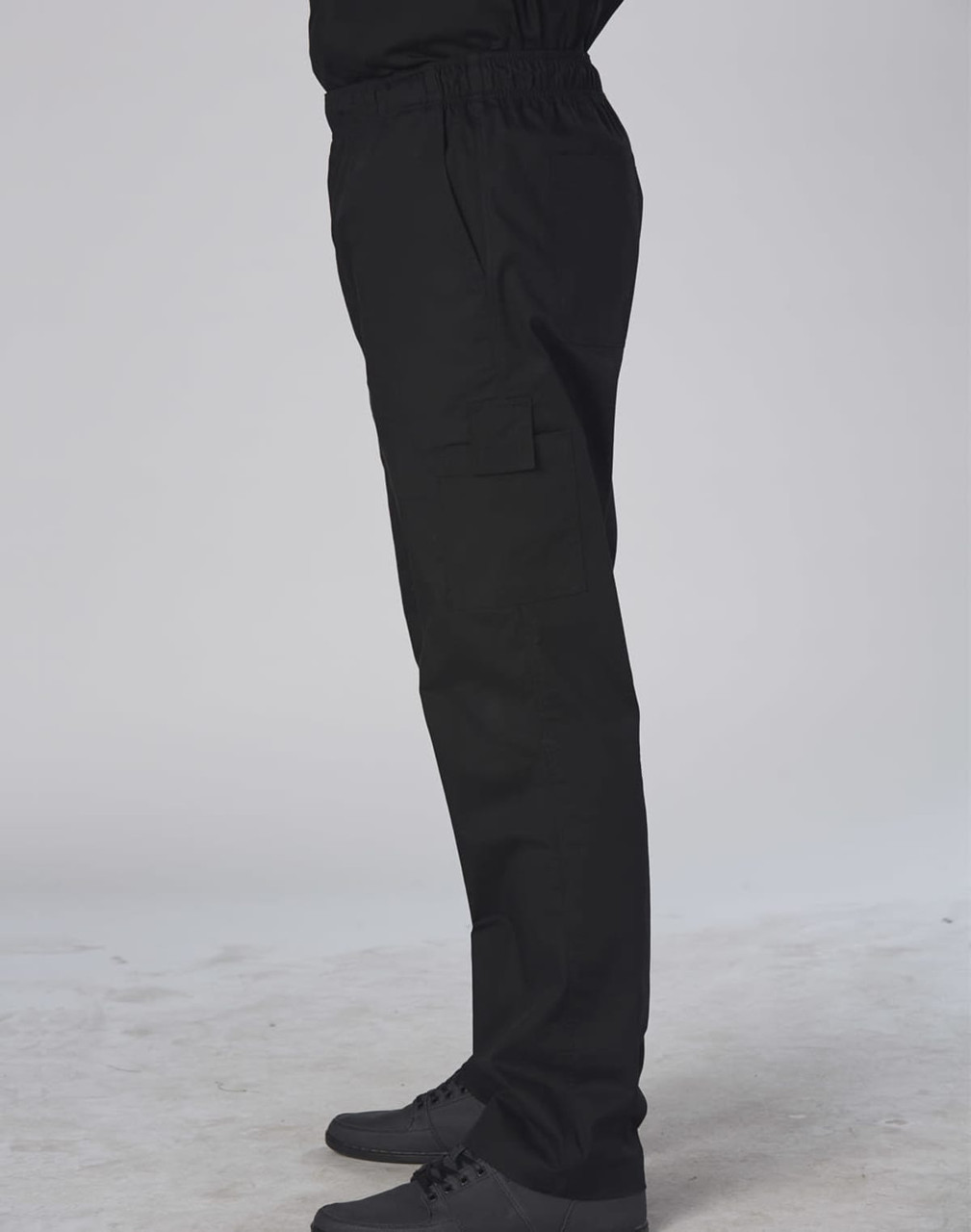 Men's functional chef pants in black, featuring a straight leg design and cargo pockets. Suitable for kitchen use.